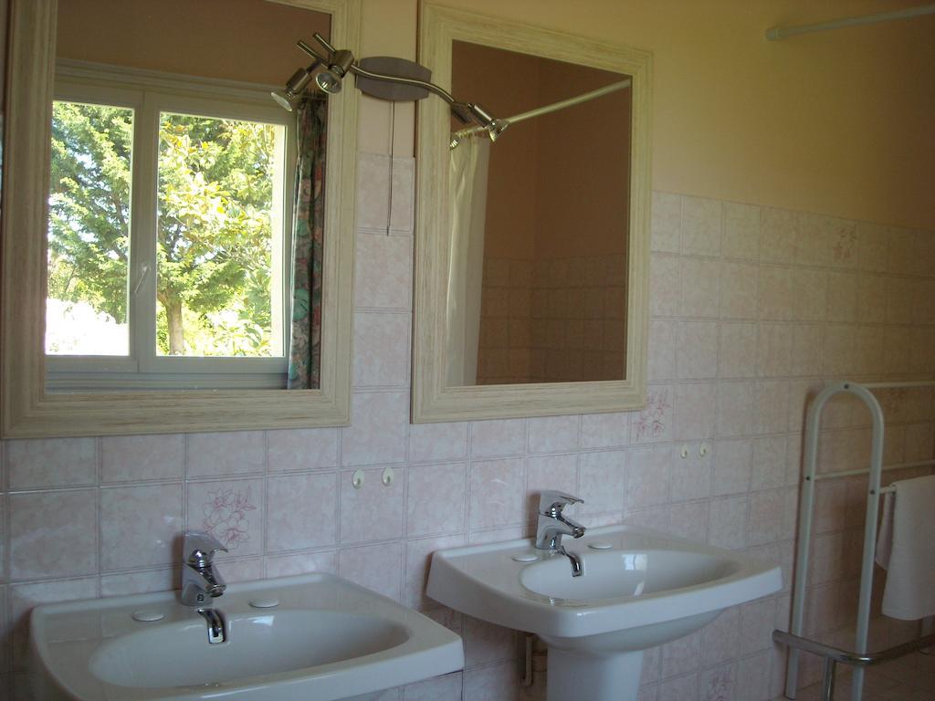 La Tour Des Laudes Bed & Breakfast Breuil-Barret ภายนอก รูปภาพ