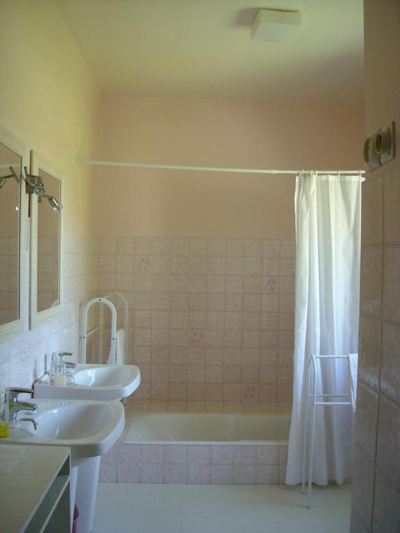 La Tour Des Laudes Bed & Breakfast Breuil-Barret ภายนอก รูปภาพ
