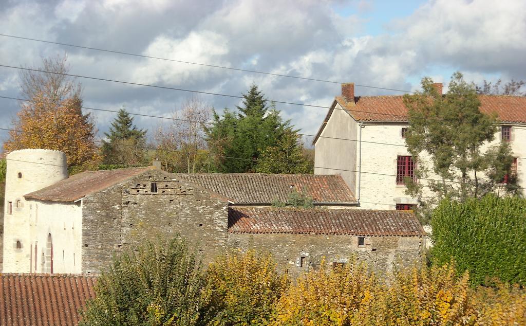 La Tour Des Laudes Bed & Breakfast Breuil-Barret ภายนอก รูปภาพ