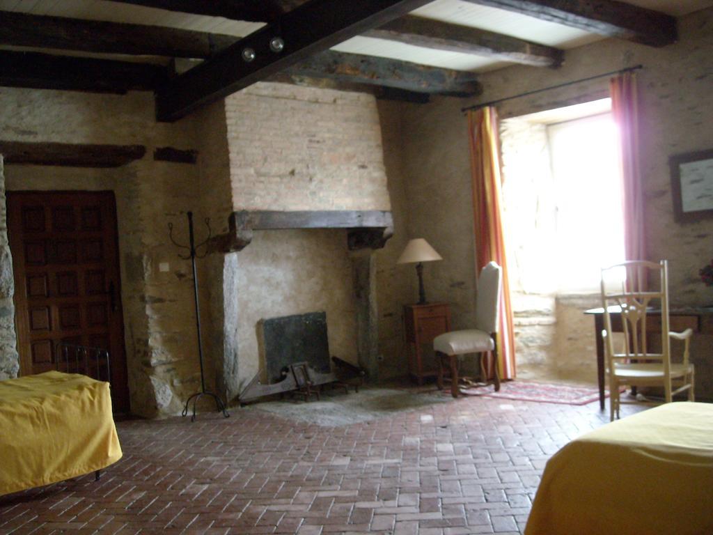 La Tour Des Laudes Bed & Breakfast Breuil-Barret ห้อง รูปภาพ
