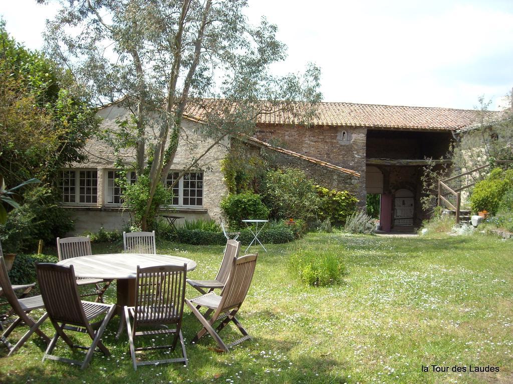 La Tour Des Laudes Bed & Breakfast Breuil-Barret ภายนอก รูปภาพ
